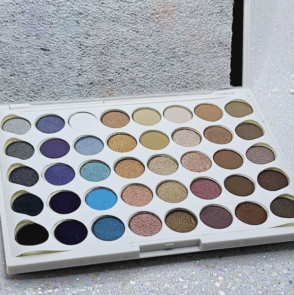 Yaby Cosmetics Dramatically Neutral Eyeshadow Palette - Picture 4 of 8